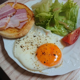 ホットプレートでハムマフィンと目玉焼きのプレート♡